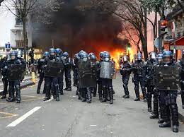 IT HOT IN PARIS !!! the police set up barricades to protect themselves from the demonstrators